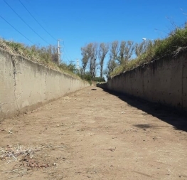 🚧👷♂️Finalizamos con los trabajos de limpieza de los canales de desagüe a cielo abierto del barrio La Ribera